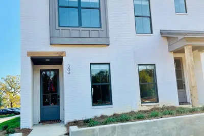 Image de Brand new Luxury Townhome condo 1. 7 mi to square!