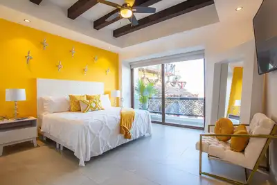 Image de Stylish Condo in Central Location with Pool & Bbq