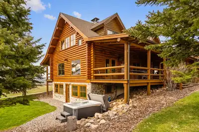 Image de Gallatin Gateway Sanctuary -Log home with spectacular views and a hot tub!