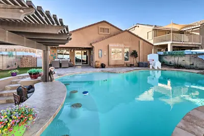 Image de Maricopa Home w\/ Swim-Up Bar, Heated Pool & Slide