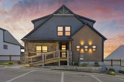 Image de Lakeview Lodge for 36 with Indoor & Outdoor Pool!