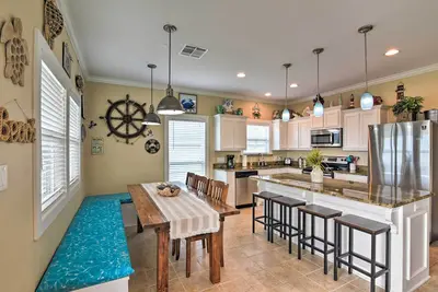 Image de Ocean View & Grill: Crystal Beach Bungalow!