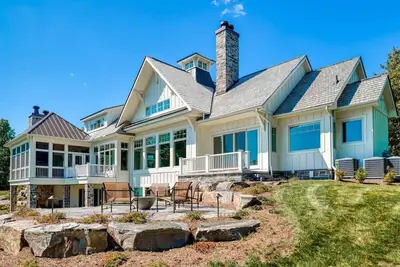 Image de Torch Lake Grand Ultimate Luxury Lake Home