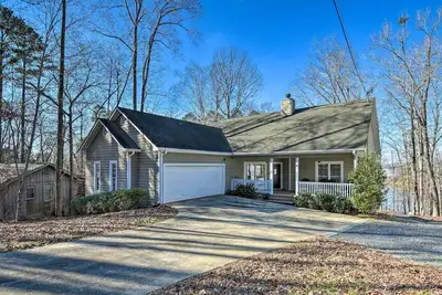 Image de Lavonia Lake House w/ Private Dock & Bonfire!