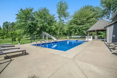 Image de 45 Acre Fennville Estate with Pool, Water Slide, and Huge Heated Event Barn