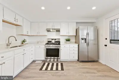 Image de Short & long term avail. 3 bedrooms 2 baths - PigTown - Walk to Stadiums & More