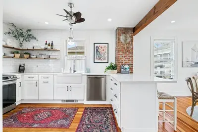 Image de Beautiful, spacious retreat in buzzing downtown Newport!