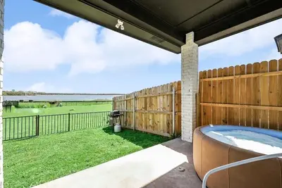 Image de Front Lake 2br\/1b Guest Home with Hot Tub