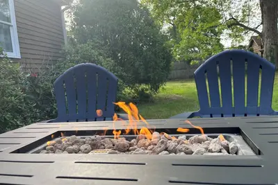 Image de Spacious ranch 65” 4k tv deck, grill, fire pit fenced yd, office, baby gear