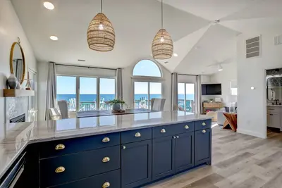 Image de Remodeled Oceanfront w/ Hot Tub, 2 Decks, Walk to Surf City Pier, Pet-Friendly