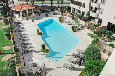 Image de Luxurious 2 Bedroom Condo with great amenities! ! Minutes away from Galleria!