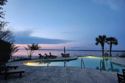 Image de Executive 2 Br\/2 Ba Lakefront Corner Suite Condo