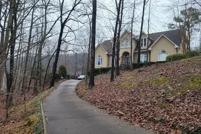 Image de World Games Rental with Gorgeous view, spacious 3 level home with heated pool.