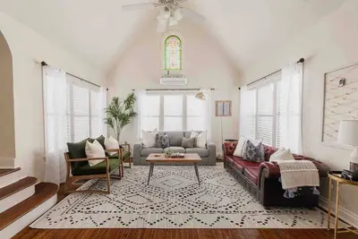 Image de The Halcyon- a Cozy 2br Tudor in Crestwood-Sleeps 6!