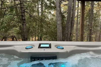 Image de RiverHouse Cabin with Hot Tub and Central State Trail Access!