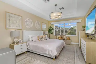 Image de Gorgeous 3 Bedroom ranch style home with pool.