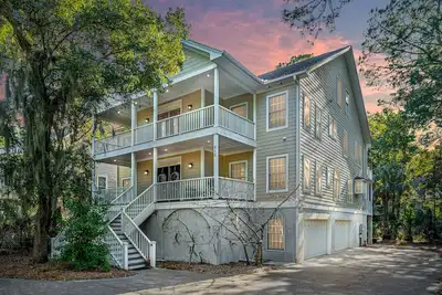 Image de Grand Beach Retreat: Hot Tub, Walk to Ocean, Large Screened in Porch