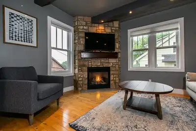 Image de Modern home in historic neighborhood with lower level game room!