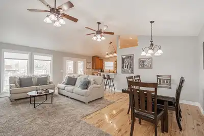 Image de Family Friendly Modern Home- Adventures Start Here!