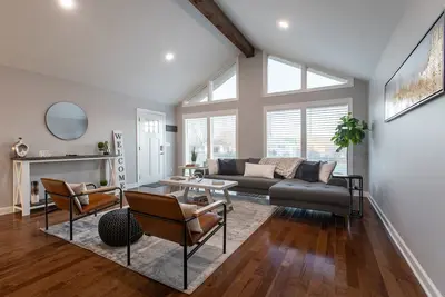 Image de Stunning Modern Farmhouse with Mountain Views! !