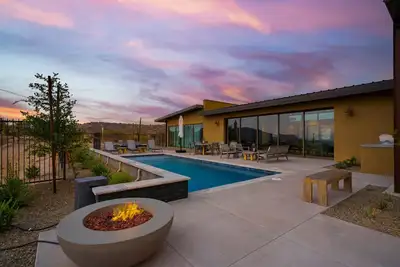 Image de Luxurious Oasis Facing the Desert National Forest