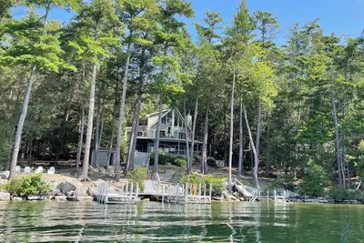 Image de Lake Winnipesaukee waterfront home in quiet private location. Views!