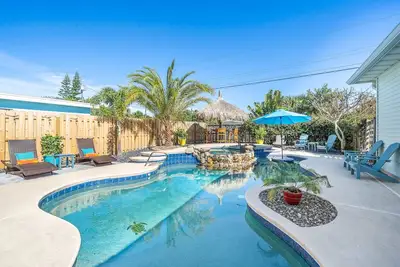 Image de The Oasis House, heated pool/jacuzzi walk to beach