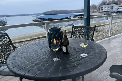 Image de End Unit Condo - Gorgeous First Tier Lake View