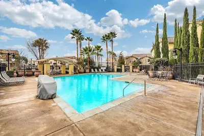 Image de LePark Yellow with Pool & Spa Next to Downtown Golden One Airport