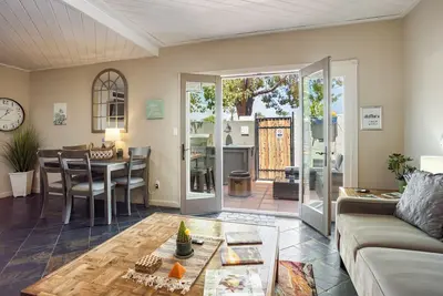 Image de In the heart of Old Town, lovely, private, pool+hot tub, steps from shops & bars