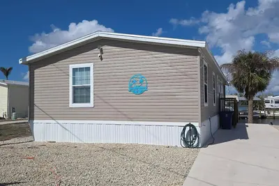 Image de (No Storm Damage Available For Immediate Rental) Beautiful Gulf Access Home.