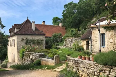 Image de Détente au bord de la piscine avec vue sur la vallée du Célé