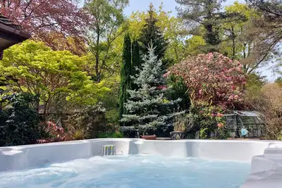 Image de Remodelled historical cottage, super location, w/hottub