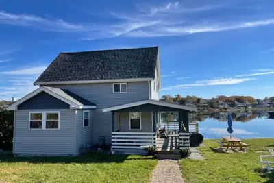 Image de Sunny Cottage with Backyard Swimming, Water views, close to Downtown\/Restaurants\/Beaches. Bring your Water shoes! !