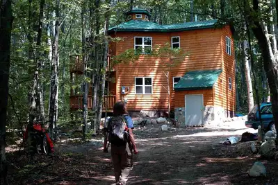 Image de Unique, Attractive Hexagon Cedar Lodge in the Woods