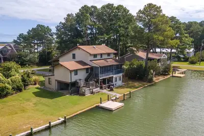Image de Coral Cove - fun waterfront home with floating dock and amazing patios