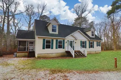 Image de Sundance - In town; Screened porch!