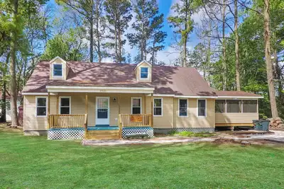 Image de Utter East - great home with large screened porch and firepit next to the pond