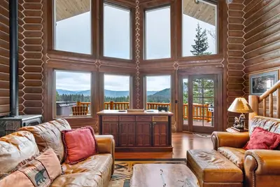 Image de Spacious Lake Wenatchee Estate With Expansive Deck With Hot Tub, Screened Porch & Mountain Views