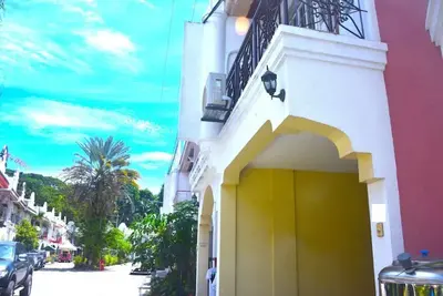 2-Story Family Home for 10 guests — 10min Drive to Int'l Airport