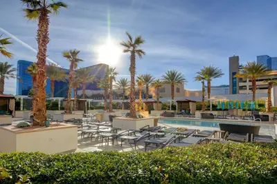 Image de Mgm Signature-29-607 F1 Track & Strip View Balcony