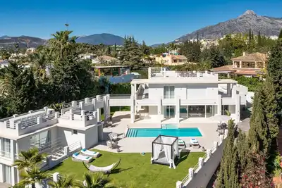 Image de Villa La Colina - 6 Bed / Bath is heart of Nueva Andalucia!