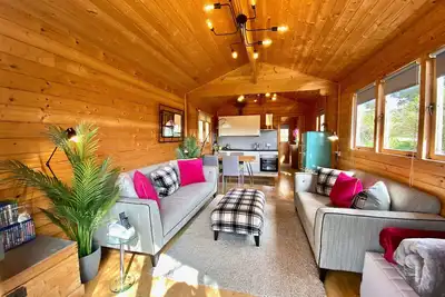 Image de Yealm Cabin is a self catering log cabin in Devon with Hot Tub, South Hams, Uk.