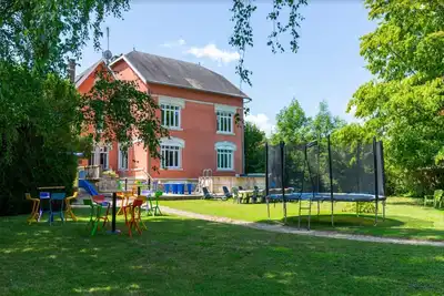 Image de Gîte de Groupe chaleureux avec Piscine