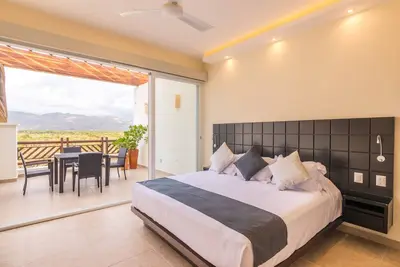 Image de Contemporary Studio Suite w/ Resort Amenities & Steps from the beach!
