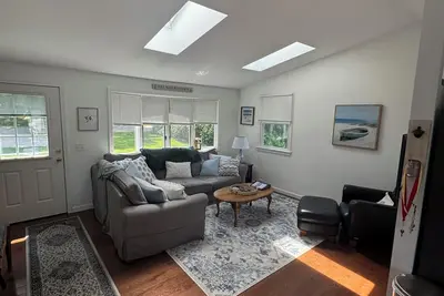 Image de 4 Bedroom Pettaquamscutt Lake Shores Home