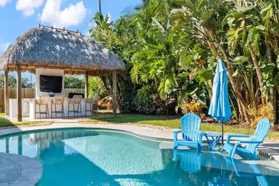 The W House Jupiter- Minutes from the beach! Heated Pool and Tiki Hut