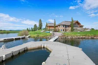 Image de North Shore Lodge 8 bed 11 bath on Island Park Reservoir with Private Dock