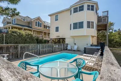 Private Heated Pool & Hot Tub- Dog Friendly - Easy Beach Access