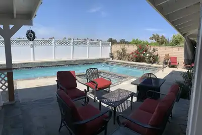 Image de Private 4+ 2. 5 near shops & restaurants with a pool & spa!